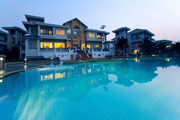 Outdoor pool, pool umbrellas, pool loungers - Pattana Golf Club & Resort-mansion (Si Racha)