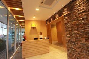 3 restaurants, breakfast, lunch, dinner served; international cuisine - Pattana Golf Club & Resort-mansion (Si Racha)