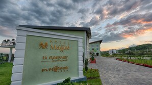Un letrero de hotel que dice 'Hotel Magnus' y 'La Gourmet'.