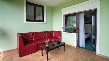 Suite, balcón | Zona de estar | Una televisión de pantalla plana