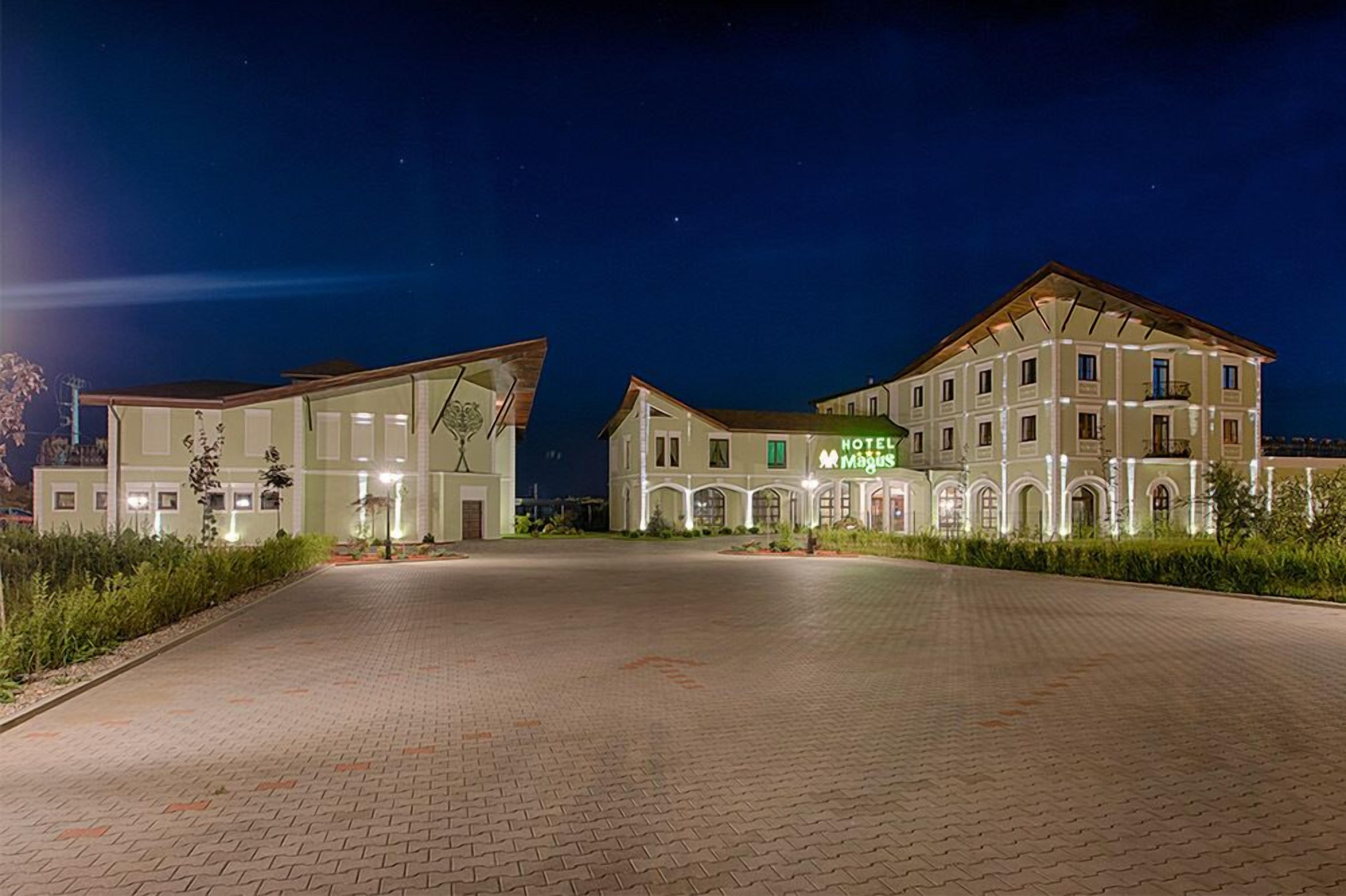 住宿正面 (夜晚)