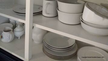 Estudio clásico, 2 camas individuales, cocina, vista a la ciudad | Cocina privada | Refrigerador, microondas, horno y parrilla de estufa