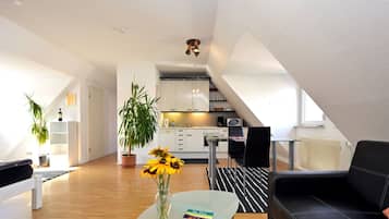 Classic-Studio, 2 Einzelbetten, Küche, Stadtblick | Wohnbereich | 81-cm-Flachbildfernseher mit Satellitenempfang, Fernseher