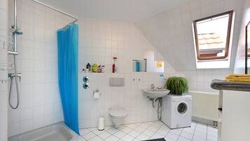 Classic-Studio, 2 Einzelbetten, Küche, Stadtblick | Badezimmer | Dusche, kostenlose Toilettenartikel, Haartrockner, Hausschuhe