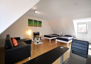 Classic Studio, 2 Single Beds, Kitchen, City View | Living area - Domizil Domblick Speyer (Speyer)