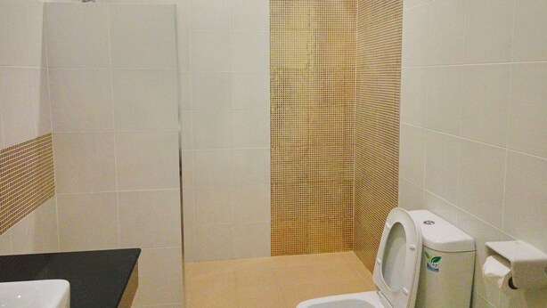 A bathroom with a shower, toilet, and sink. - Jira Pool Villa (Hua Hin)