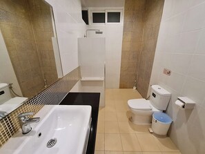 Shower, rainfall showerhead, free toiletries, hair dryer