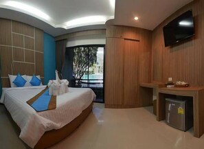 Deluxe szoba kétszemélyes ággyal, kilátással a medencére | Íróasztal, hangszigetelés, ingyenes wifi és ágynemű