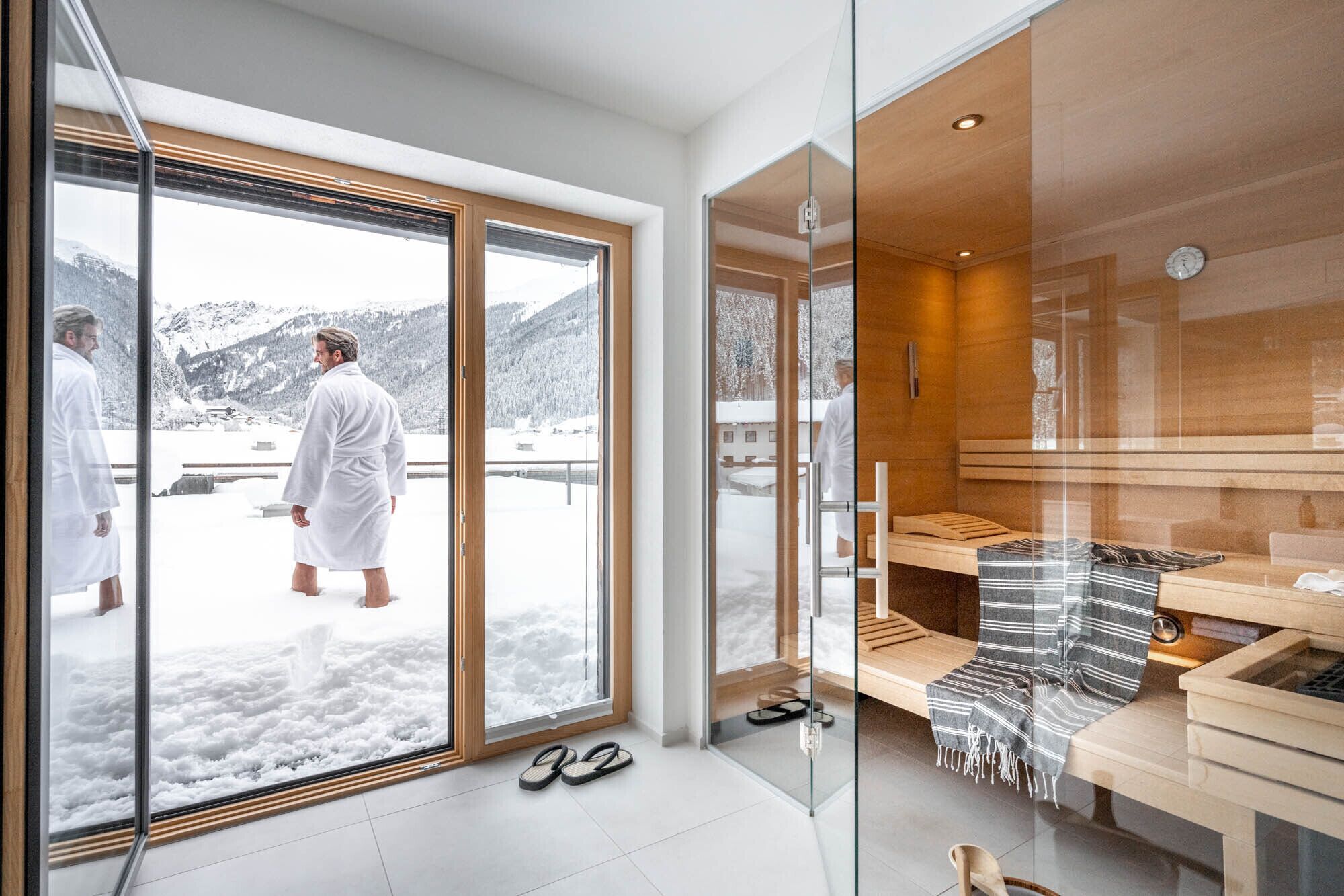 Deluxe Chalet | Bathroom | Shower, free toiletries, bathrobes, slippers