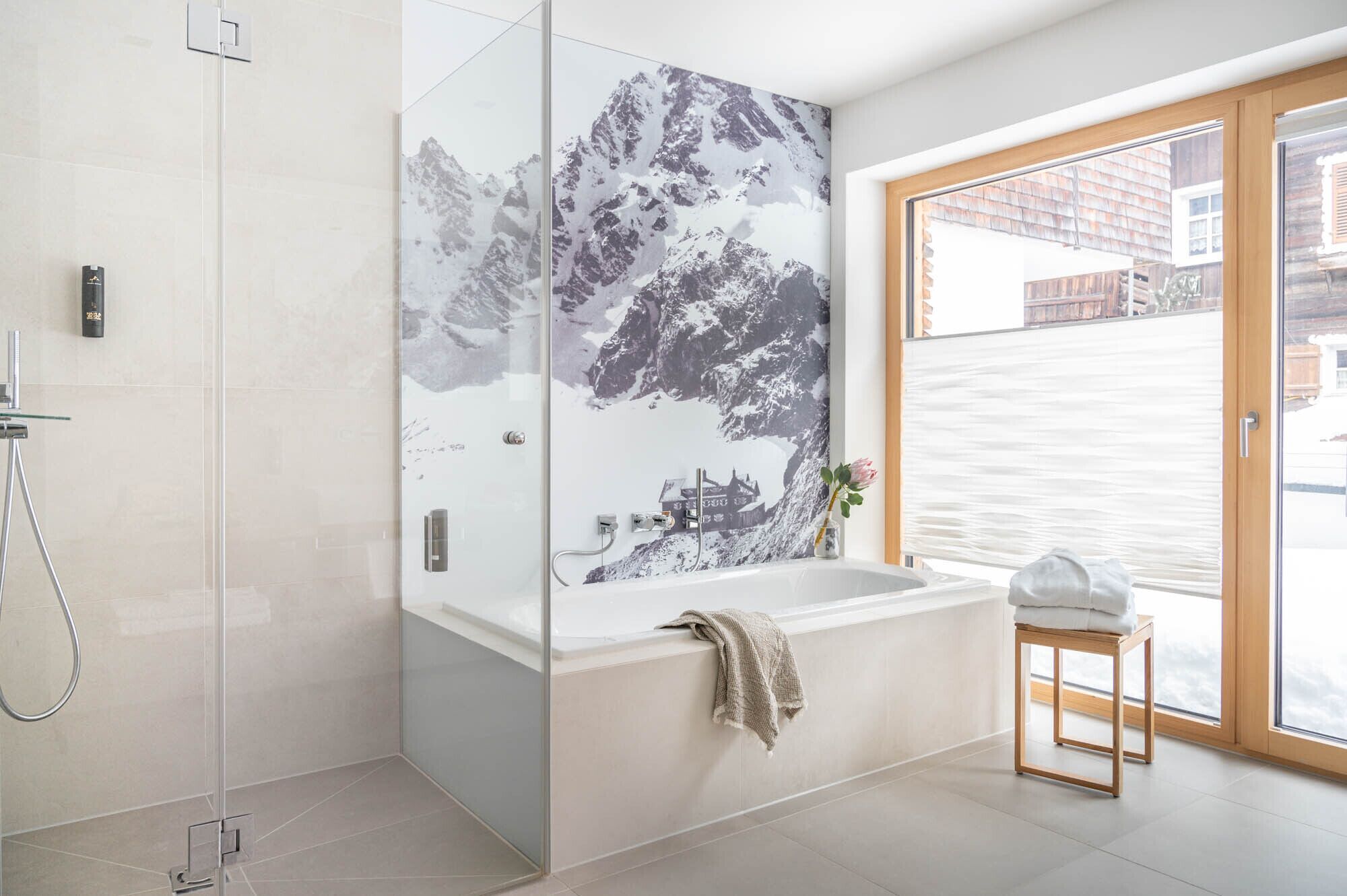 Chalet Premium | Baño | Ducha, artículos de higiene personal gratuitos, albornoces y zapatillas