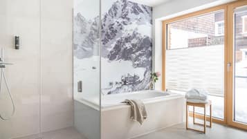 Premium chalet | Badkamer | Een douche, gratis toiletartikelen, badjassen, pantoffels