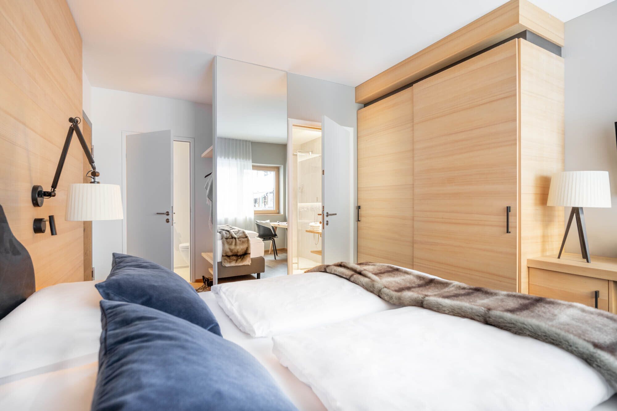 Zimmersafe, Schreibtisch, Verdunkelungsvorhänge, schallisolierte Zimmer