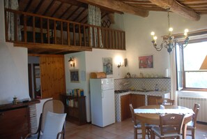 Standard Apartment, 3 Bedrooms, Fireplace, Garden View | Private kitchenette