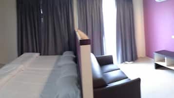 Suite | Desk, iron/ironing board, free WiFi, bed sheets