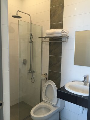 Douche, articles de toilette (gratuits), séchoir à cheveux, bidet