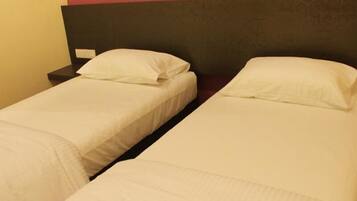 Deluxe Twin Room, 2 Katil Bujang (Single) | Meja, seterika/papan seterika, Wi-fi percuma, cadar katil