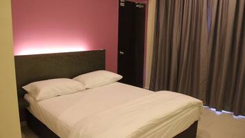 Meja, seterika/papan seterika, Wi-fi percuma, cadar katil