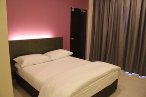 Escritorio, tabla de planchar con plancha, wifi gratis y ropa de cama 