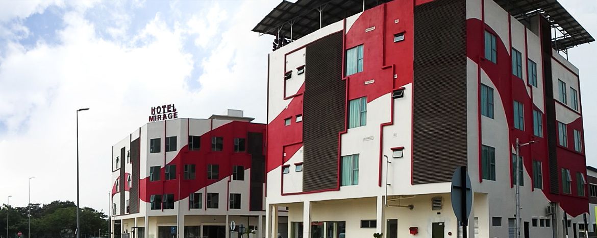 Ein mehrstöckiges Hotel mit modernem Design, das durch eine auffällige Farbgebung in Rot und Weiß gekennzeichnet ist.