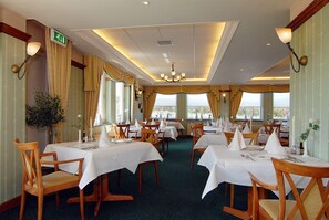 朝食、ランチ、ディナーに営業