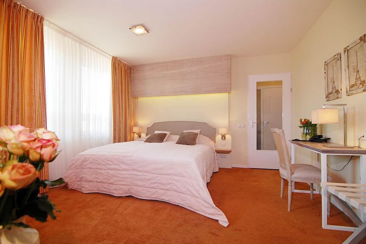 Suite | In-room safe, desk, cribs (free), rollaway beds (surcharge)