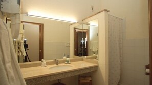 Departamento familiar, 2 habitaciones, vista al valle | Baño | Regadera, secadora de cabello, toallas 