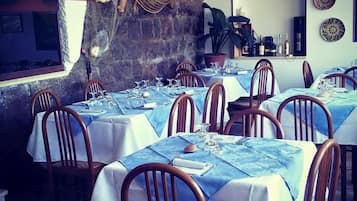 Déjeuner et dßner servis sur place, spécialités Cuisine locale