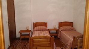 Habitación con 2 camas individuales | Escritorio, cunas gratuitas, wifi gratis