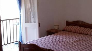 Doppelzimmer, Balkon, Meerblick | Schreibtisch, kostenlose Babybetten, kostenloses WLAN