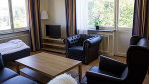 Family Apartment, 1 Bedroom, Kitchen | Living area | Flat-screen TV - Hotell Paradis (Sodertalje)