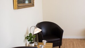 Apartment, Kitchen | Living area | Flat-screen TV - Hotell Paradis (Sodertalje)
