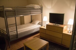 Family Room | Private kitchenette | Fridge, microwave, coffee/tea maker - Hotell Paradis (Sodertalje)