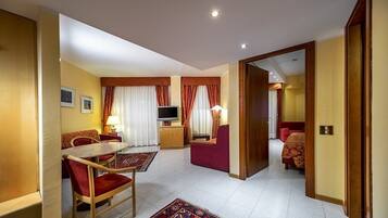 Suite, 1 camera da letto | Minibar, una cassaforte in camera, una scrivania, Wi-Fi gratuito