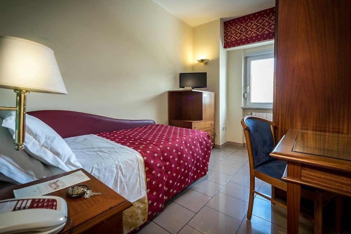 classic single room, 1 single bed | minibar, in-room safe, desk, free wifi