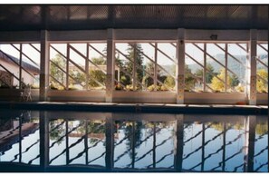 Piscine couverte, chaises longues