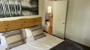 Luxury Penthouse, 1 Bedroom, Lake View (No Pets Allowed) | Bed sheets