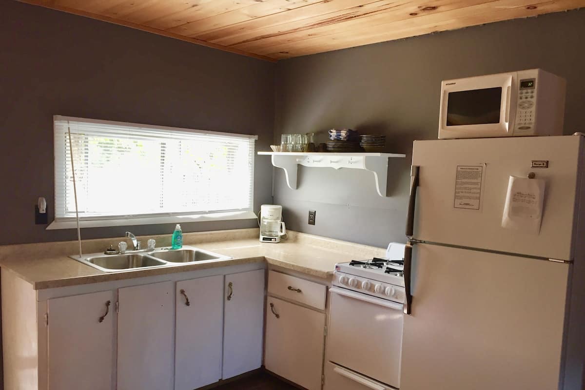 Coffee/tea maker, full-size fridge, microwave, oven