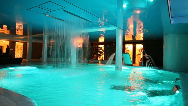 An indoor swimming pool with multiple water jets and a tiled floor. - Hotel Felisa Spa (Santillana del Mar)