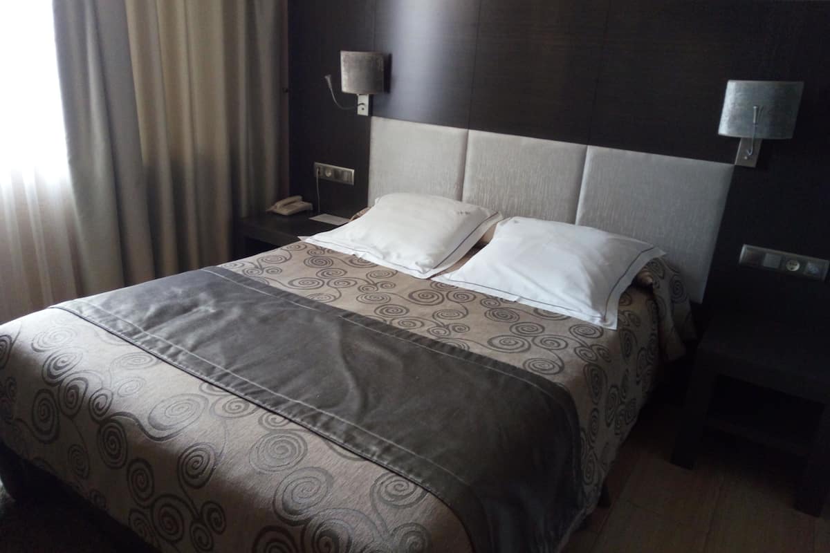 Business Single Room, Bathtub | In-room safe, blackout drapes, soundproofing, free WiFi