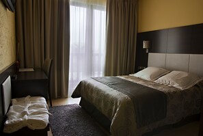 Caixa forta a l'habitació, escriptori i cortines opaques