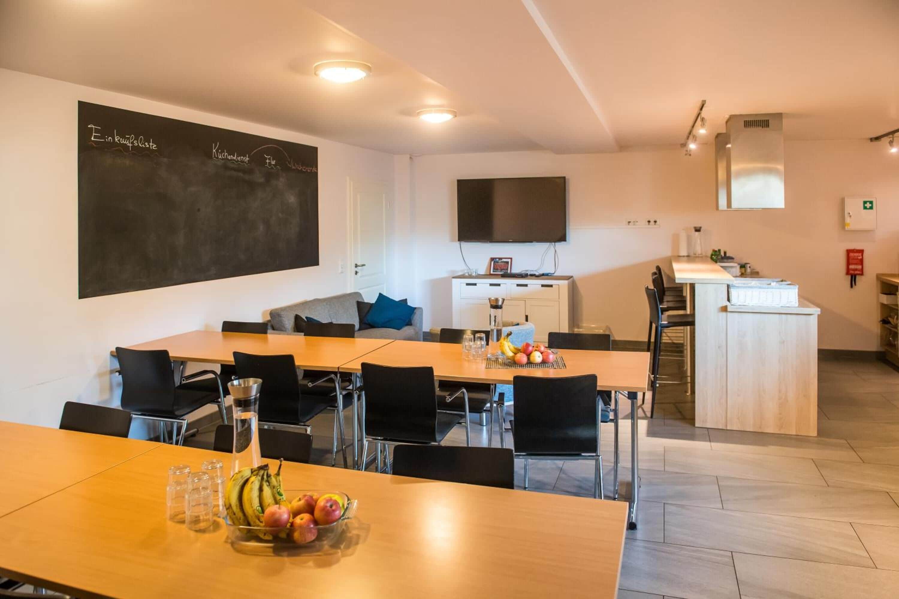 Kühlschrank, Herdplatte, Toaster, Kochgeschirr/Geschirr/Besteck