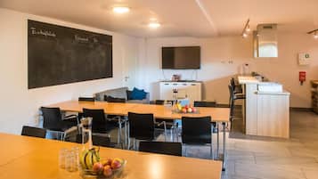 Kühlschrank, Herdplatte, Toaster, Kochgeschirr/Geschirr/Besteck