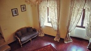 Lobby-lounge