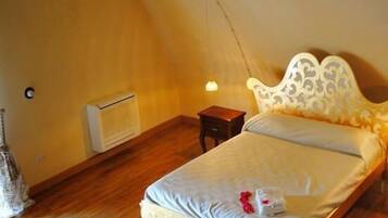 Minibar, décoration personnalisée, bureau, rideaux occultants