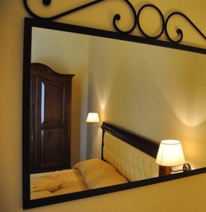 Minibar, decoración individual, escritorio y cortinas opacas