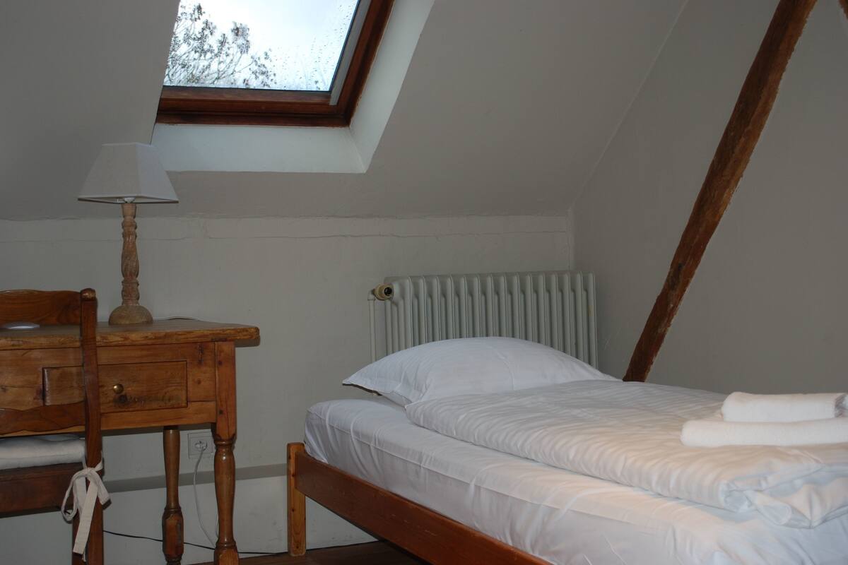 Standard Single Room | WiFi (free), bed sheets
