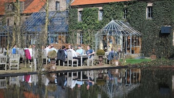 Serveert ontbijt, lunch, diner, lokale gerechten 