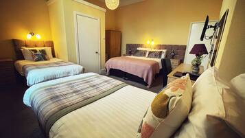 Chambre Familiale (for 4) | Fer et planche à repasser, Wi-Fi gratuit, draps fournis