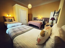 Tabla de planchar con plancha, wifi gratis y ropa de cama