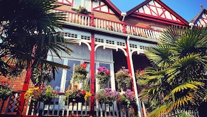 A two-story building with a balcony and flower boxes. - The Robin Hill Hotel (Torquay)